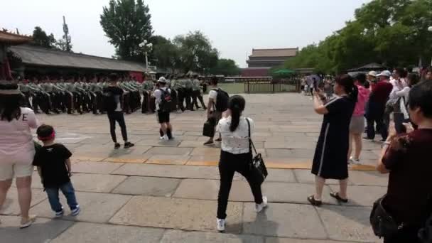 Πεκίνο Κίνα 2019 Ιουνίου Στρατιώτες Μέσα Στην Απαγορευμένη Πόλη — Αρχείο Βίντεο