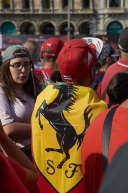 Milano, İtalya - 4 Eylül 2019: Ferrari Racing Formula 1 90th Anniversary, Duomo meydanı. Ferrari bayraklı fanlar