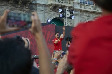 Milano, İtalya - 4 Eylül 2019: Ferrari Racing Formula 1 90th Anniversary, Duomo meydanı. Charles Leclerc