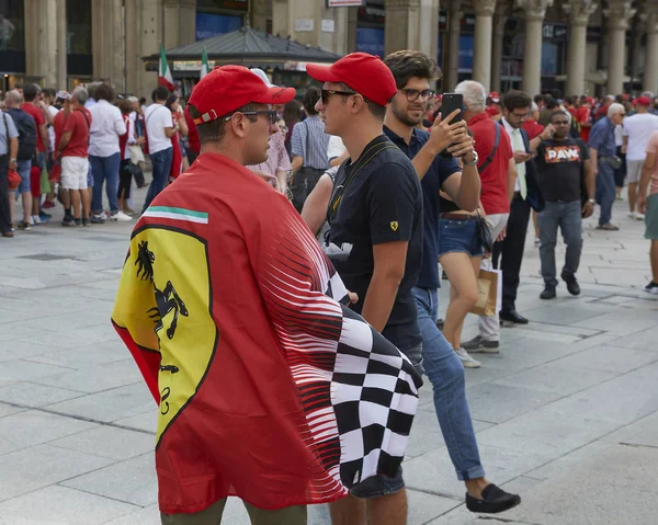 Milano, İtalya - 4 Eylül 2019: Ferrari Racing Formula 1 90th Anniversary, Duomo meydanı. Ferrari bayraklı fanlar