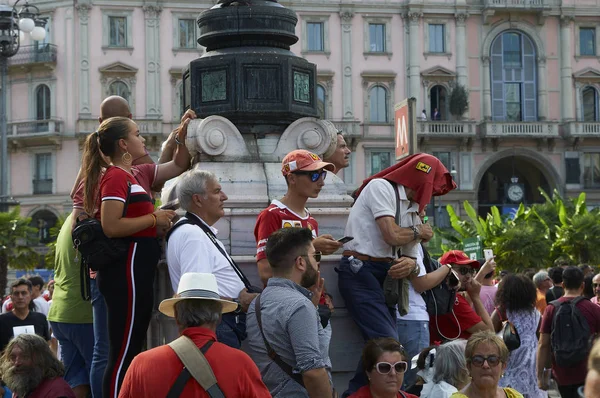 Milano, İtalya - 4 Eylül 2019: Ferrari Racing Formula 1 90th Anniversary, Duomo meydanı. Hayran -ları