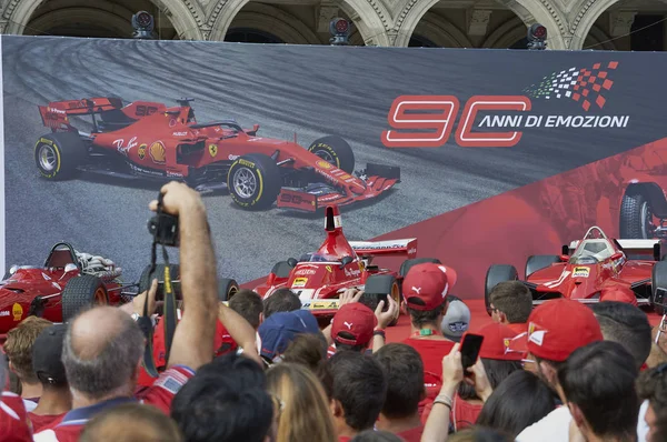 Milano, İtalya - 4 Eylül 2019: Ferrari Racing Formula 1 90th Anniversary, Duomo meydanı. Kil Regazzoni
