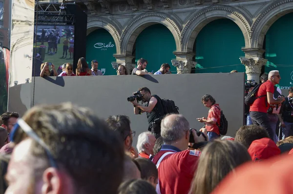 Milano, İtalya - 4 Eylül 2019: Ferrari Racing Formula 1 90th Anniversary, Duomo meydanı. Etkinlik Fotoğrafçısı