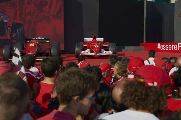 Milano, İtalya - 4 Eylül 2019: Ferrari Racing Formula 1 90th Anniversary, Duomo meydanı. Michael Schumacher araba
