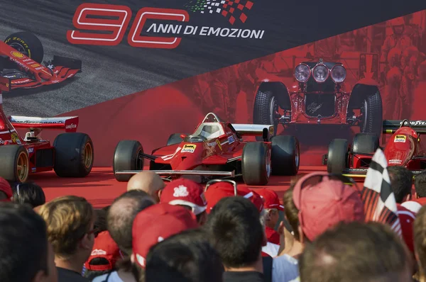 Milano, İtalya - 4 Eylül 2019: Ferrari Racing Formula 1 90th Anniversary, Duomo meydanı. Gilles Villeneuve araba