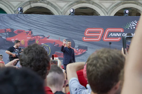 Milano, İtalya - 4 Eylül 2019: Ferrari Racing Formula 1 90th Anniversary, Duomo meydanı. Jean Alesi