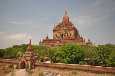 Myanmar'da eski Bagan tapınağı ve harabeleri