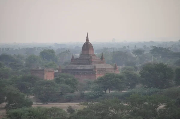 Antiguo templo de Bagan y ruinas en Myanmar — Foto de Stock