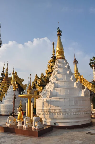 Myanmar'da Shwedagon Pagoda ve Yangon tapınakları — Stok fotoğraf