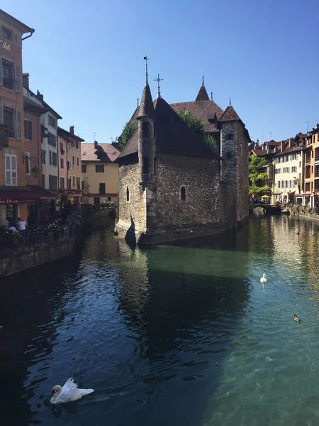 Annecy city and canals in southeastern France — Stock Photo, Image