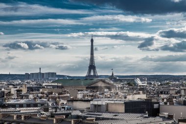 Fransa'da çatılardan Paris manzarası