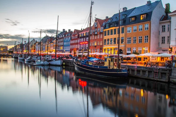 Köpenhamns stad och Canal Nyhavn i Danmark — Stockfoto