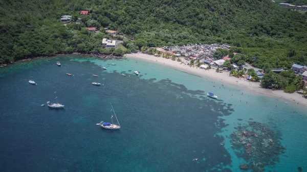 Blick auf den Strand und die Berge von Martinique von oben, auf den karibischen Inseln — Stockfoto