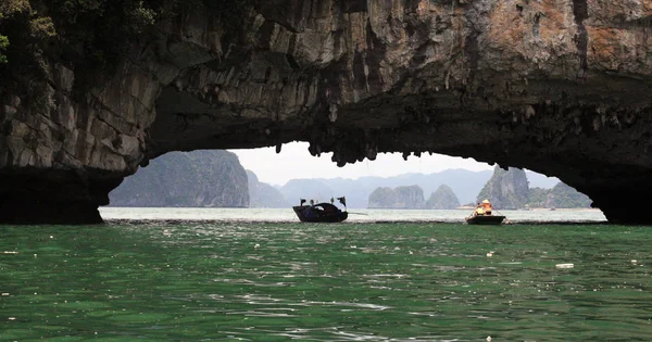 Vistas a la bahía de Halong desde Cruise, en Vietnam — Foto de Stock