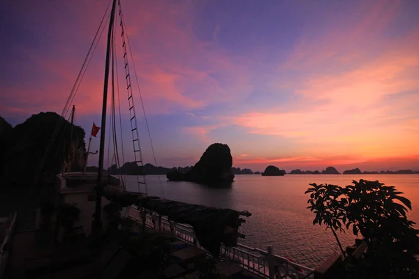 Vistas a la bahía de Halong desde Cruise, en Vietnam — Foto de Stock
