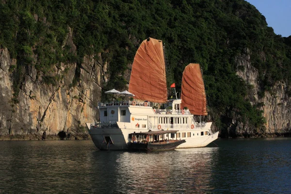Vistas a la bahía de Halong desde Cruise, en Vietnam — Foto de Stock