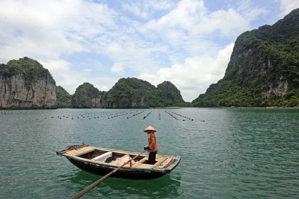 Halong Bay Views från Cruise i Vietnam — Stockfoto