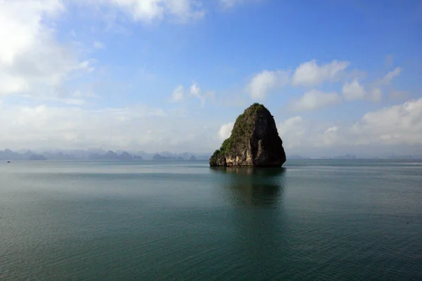 Vistas a la bahía de Halong desde Cruise, en Vietnam — Foto de Stock