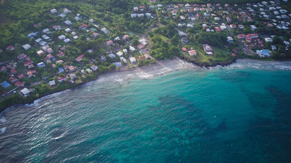 Vistas de la playa de Martinica y la montaña desde arriba, en las islas caribeñas —  Fotos de Stock