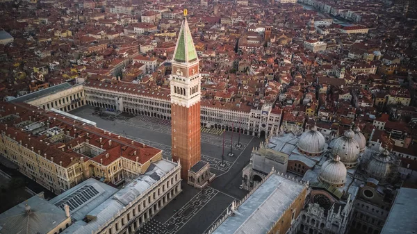Blick auf den Sonnenaufgang in Venedig von oben — Stockfoto