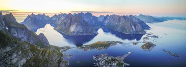 Norveç'teki Lofoten adalarında, yukarıdan Reine görünümleri