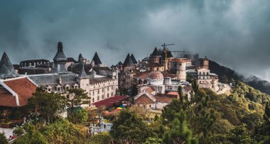 Fransız Köyü ve Çin tapınağı Bana Hills, Sun World, Danang, Orta Vietnam