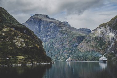 Norveç'te, seyir gelen geiranger fiyort manzarası