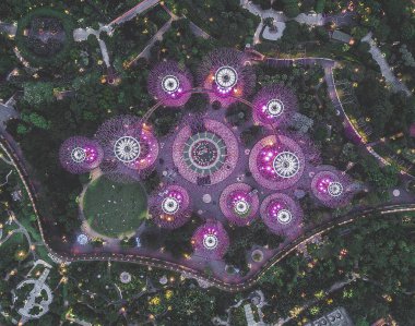 Marina Bay ve merkez Singapur'un yukarıdan manzarası