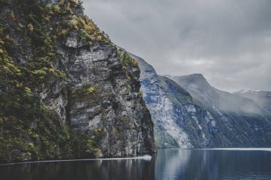 Norveç'te, seyir gelen geiranger fiyort manzarası