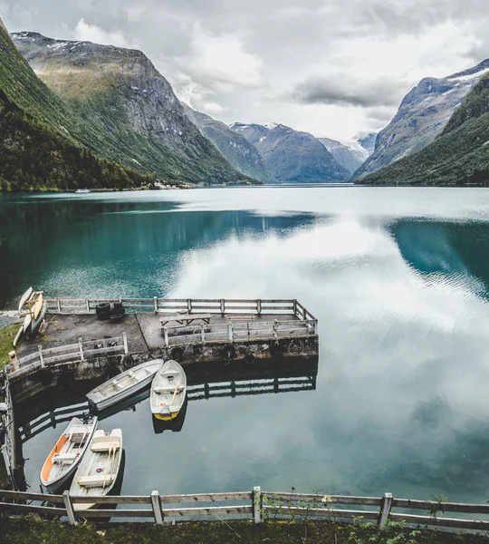 Norveç'te Geiranger çevresinde Lovatnet Gölü manzarası — Stok fotoğraf