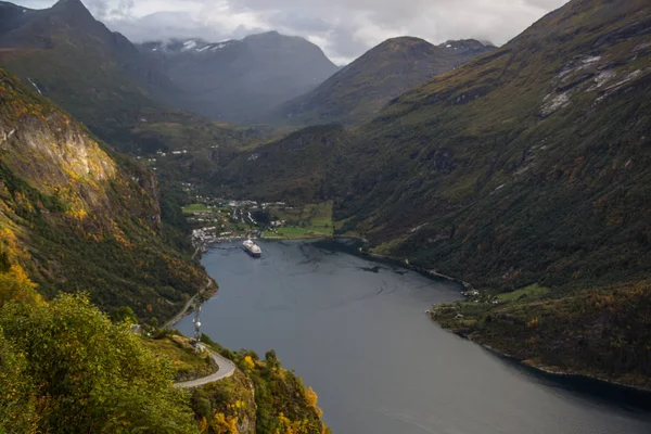 Vue sur le fjord geiranger depuis la croisière, en Norvège — Photo