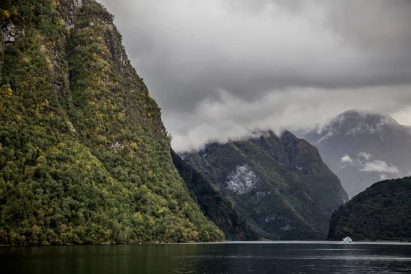 Z plavby poblíž Bergenu v Norsku se nachází pohled na Naeroyfjord UNESCO. — Stock fotografie