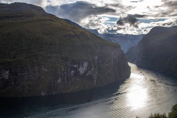 Kilátás a Geiranger fjord a Cruise, Norvégiában — Stock Fotó