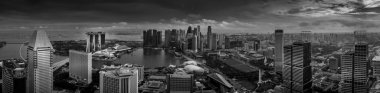 Marina Bay ve merkez Singapur'un yukarıdan manzarası