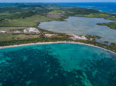 Karayip adalarında, yukarıdan Martinik plaj ve dağ manzarası