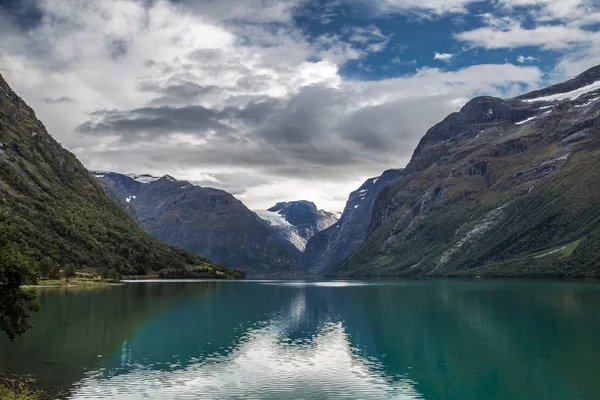 Jezero lovatnetu v okolí Geiranger v Norsku — Stock fotografie