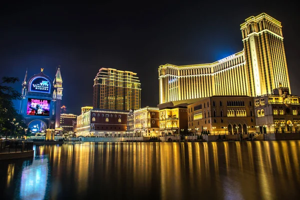 Vistas de rua e casinos de Macau à noite — Fotografia de Stock