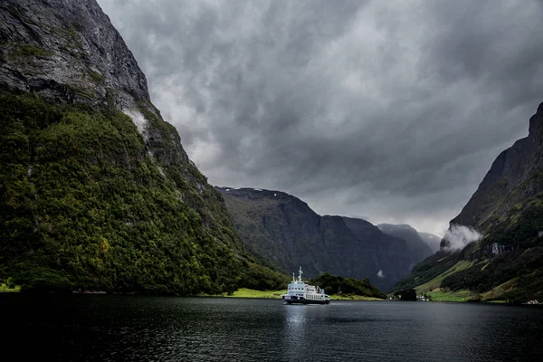 Z plavby poblíž Bergenu v Norsku se nachází pohled na Naeroyfjord UNESCO. — Stock fotografie