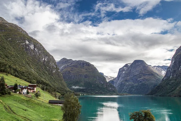 Widok na jezioro lovatnet wokół Geiranger, w Norwegii — Zdjęcie stockowe