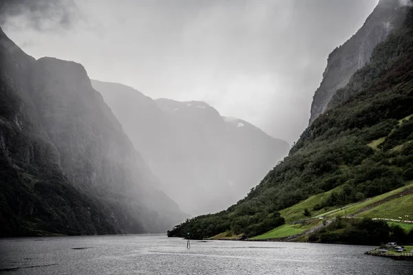 A UNESCO Naeroyfjord vê do cruzeiro, perto de Bergen, na Noruega — Fotografia de Stock