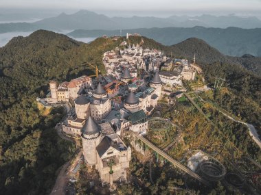 Yukarıdan Bana Hills ve Altın Köprü, Da Nang Fransız köyü Sun World, Orta Vietnam