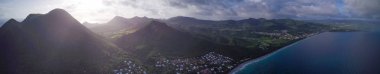 Karayip adalarında, yukarıdan Martinik plaj ve dağ manzarası