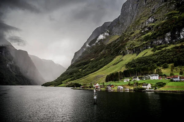 Den UNESCO Naeroyfjord utsikt från kryssningen, nära bergen i Norge — Stockfoto