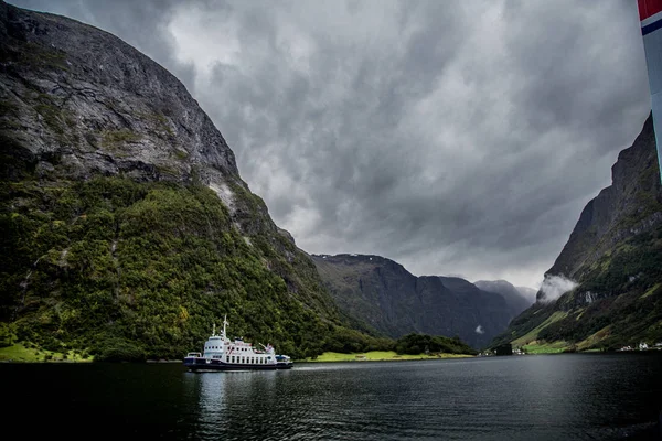 Den UNESCO Naeroyfjord utsikt från kryssningen, nära bergen i Norge — Stockfoto