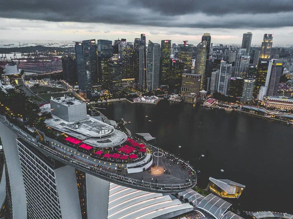 从上面欣赏滨海湾和新加坡中心 — 图库照片