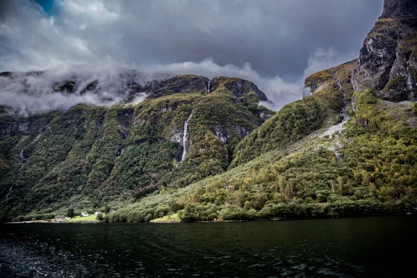 A UNESCO Naeroyfjord vê do cruzeiro, perto de Bergen, na Noruega — Fotografia de Stock