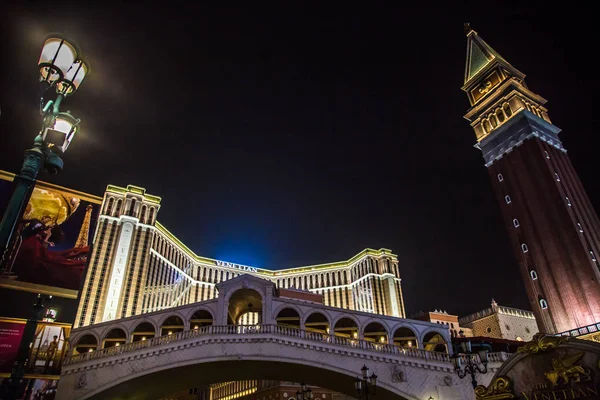 夜间澳门的街景和赌场 — 图库照片