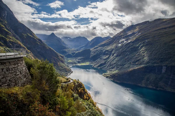 Kilátás a Geiranger fjord a Cruise, Norvégiában — Stock Fotó