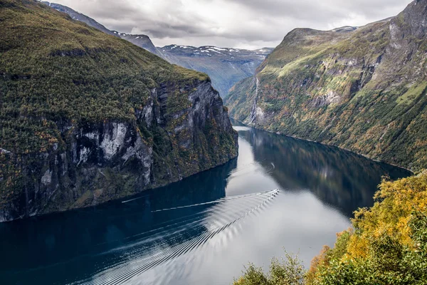 Výhled na fjord Geiranger z plavby v Norsku — Stock fotografie