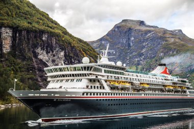 Norveç'te, seyir gelen geiranger fiyort manzarası
